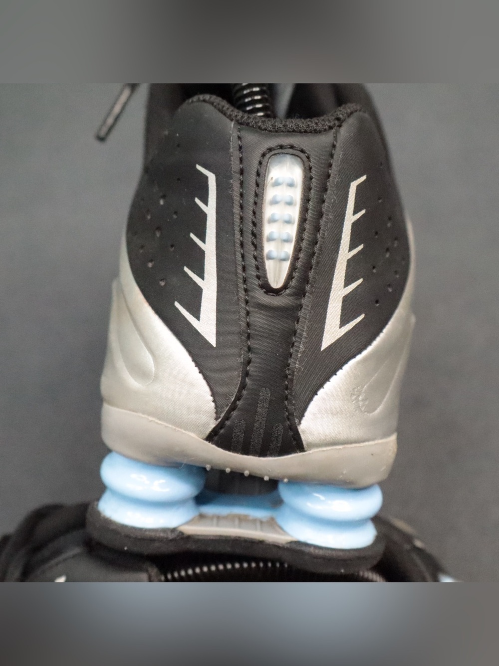 Nike Shox R4 Youth Size 7Y Womens 8.5 Metallic Silver Black Blue CW2626-004 - Picture 8 of 15